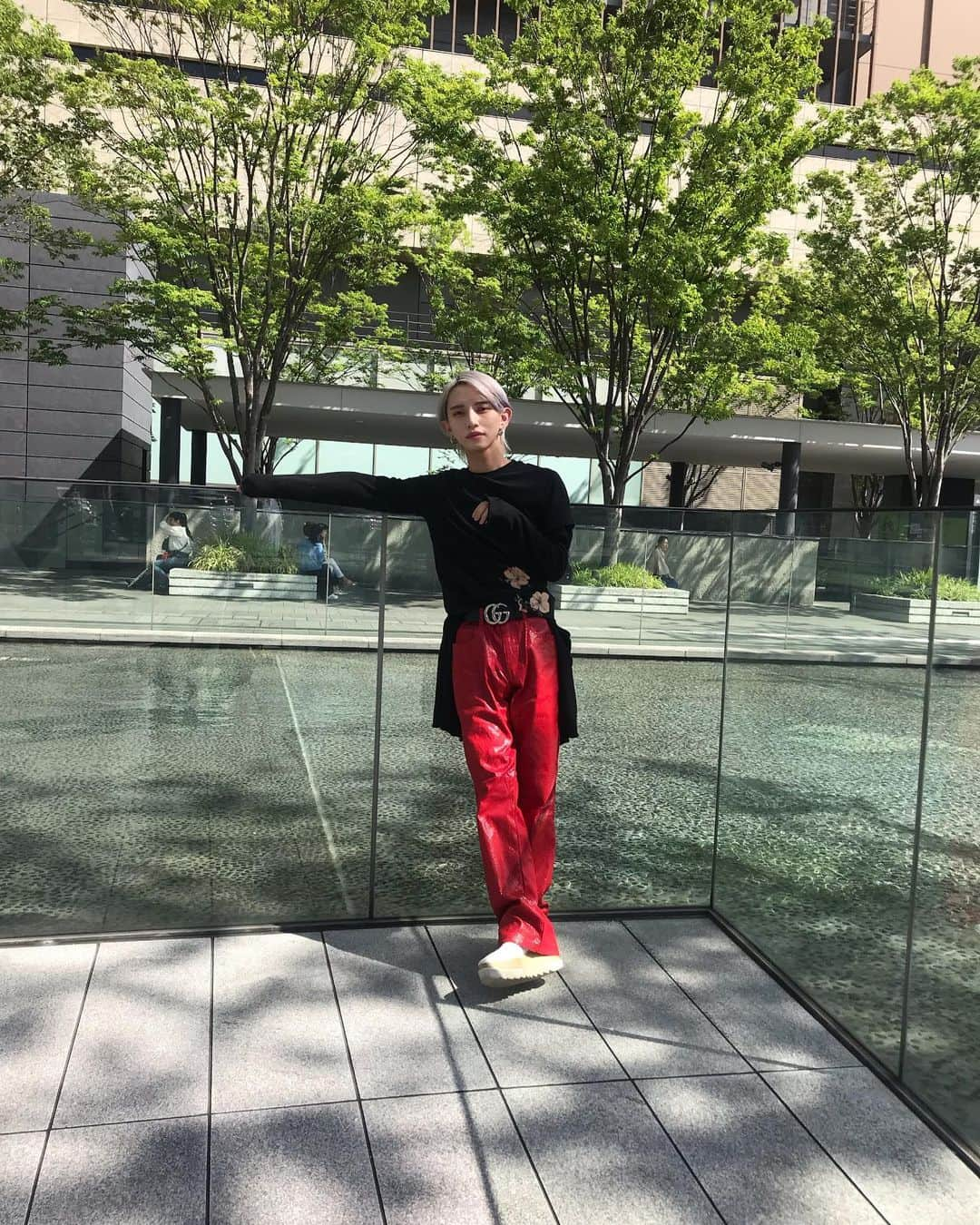 とまんさんのインスタグラム写真 - (とまんInstagram)「. tee 👕 #loewe  pants 👖 #vintage shoes 👟 #stellamccartney  earrings 💍 #fendi belt🎗 #gucci . 大阪おおきにやでやで〜！ まさかの快晴。笑 いつもイベントの日雨だけど 出番で晴れるから晴れ男。 やっぱり普段からハッピー生活してると 天気もハッピー感性するみたい #ハッピーウイルスとまん 🦠 . #久しぶりの私服イベント 日差しがいい中真面目なお話に 耳傾けてくれた皆様ありがとう😌 もっと性別、年齢、関係なく 過ごしやすくハッピーな 社会になっていきますように。 . #teeの中に来てるカーディガンに白いの #ついてるように見えるのはダメージ加工だよ笑」6月15日 15時49分 - _sweatm