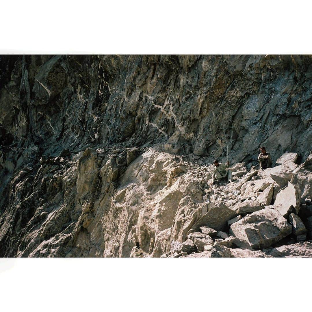 阿部裕介さんのインスタグラム写真 - (阿部裕介Instagram)「Two men were repairing the broken road in the landslide. As jeep can go only to here, I trek to village for 8 hours from here. Pakistan 2017  #pakistan #travel  #mountains  #landscapephotography」6月15日 15時51分 - abe_yusuke