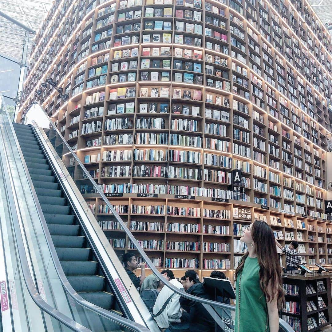 二瓶藍菜さんのインスタグラム写真 - (二瓶藍菜Instagram)「별마당 도서관 📖🕊 50000万冊🧡🧡 KORIA🇰🇷Seoul . . .  #韓国旅行 #韓国図書館 #trip #韓国お土産 #モール内 #5万冊 #mylife #myfriends #心友#親友 #神勇 #女子旅 #KORIA #Seoul #韓国 #ソウル #fashion  #starfieldlibrary #ピョルマダン図書館 #bb #birthdaybash #별마당 도서관」6月15日 15時53分 - aina.17