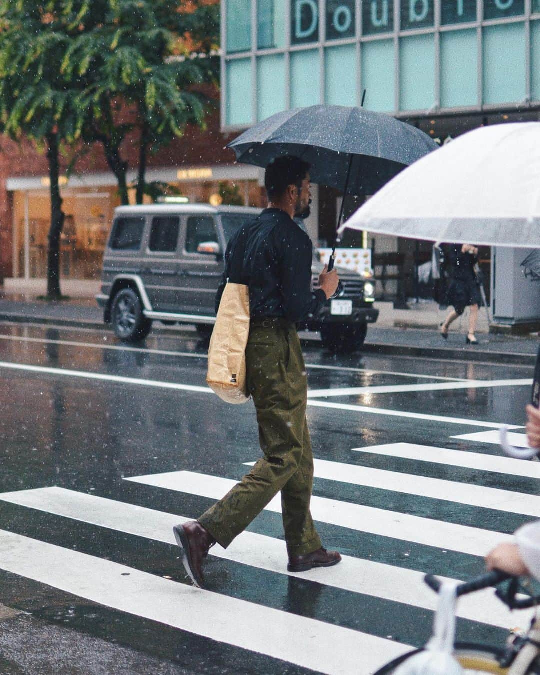 yukiのインスタグラム：「雨の中よーさん aldenのタンカーブーツ neatのテントクロス(ベルトレス) EGのプルオーバーシャツ 髭 maisoneurekaとbestpackingstoreとのコラボのスーベニアバッグ 傘はfoxumbrellas」