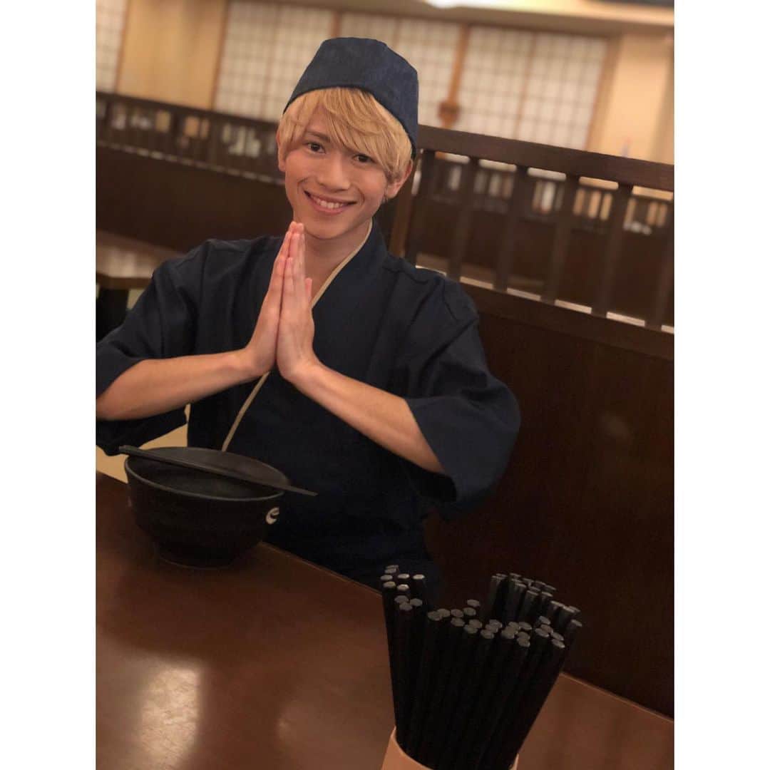 岡田鷹斗のインスタグラム：「蕎麦屋さんの休憩中☆ ・ ・ ・ #NEVAGIVEUP #笠間特別観光大使 #アイドル #7人組 #ダンス #歌 #イケメン #岡田鷹斗 #蕎麦屋 #和 #日本🇯🇵」