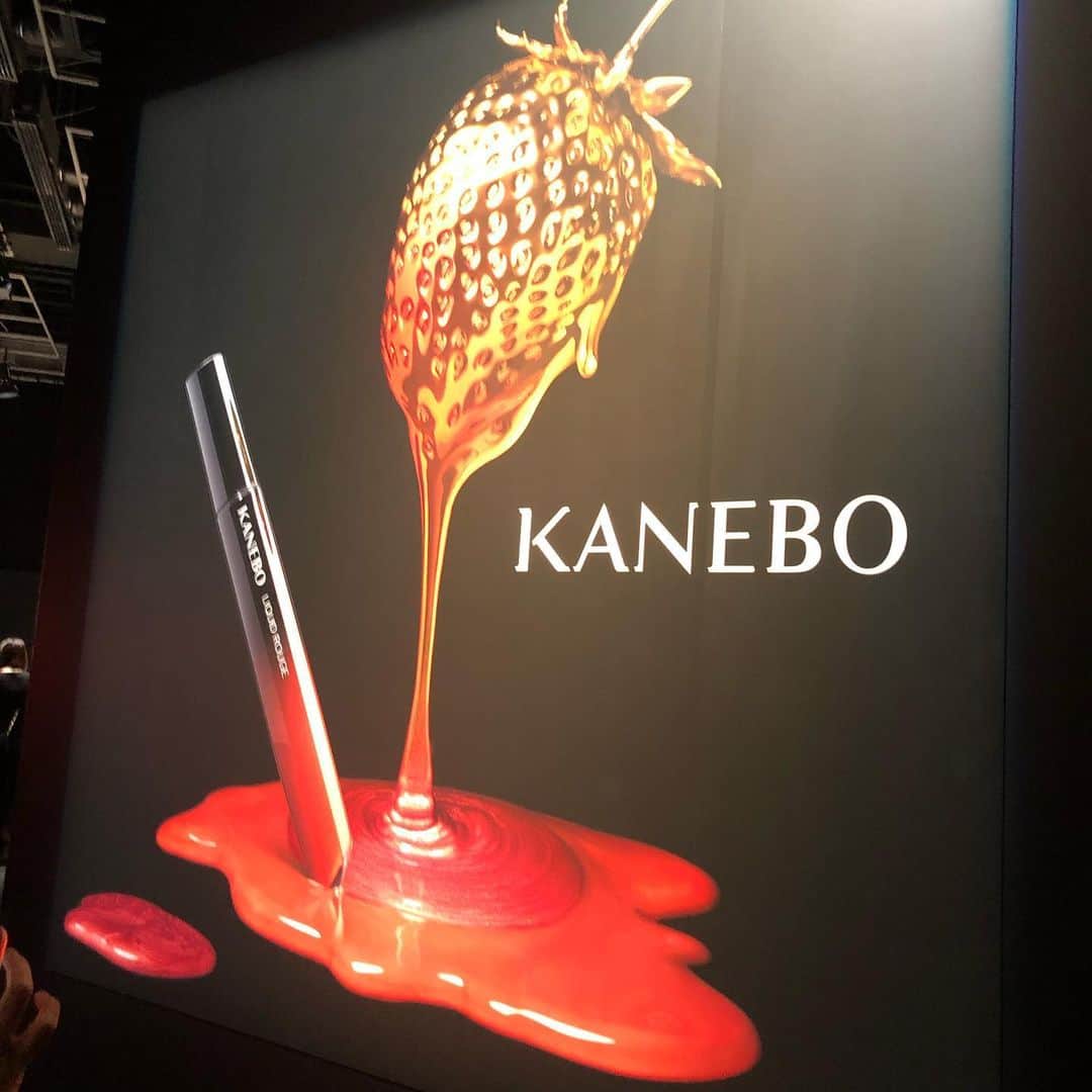 VOCE編集部さんのインスタグラム写真 - (VOCE編集部Instagram)「#KANEBO の #秋新色 ❣️﻿ 【スウォッチ付きでお届けします】﻿ ﻿ この秋のKANEBOのコレクションは、リップが主役です！﻿ テーマは「唇に、濡れメタル」。﻿ なんとも鮮烈なテーマ、なのに、大人ブランドならではの肌なじみの良さがさすが。﻿ すべて8/9発売です。﻿ ﻿ メタルカラーは、煌めきの強い鈍色のハードメタルカラーと、﻿ 艶と深みのあるメルトメタルカラーの2つの表現が。﻿ ﻿ ♦️カネボウ リクイドニュアンスルージュ 限定2色 各¥3500﻿ 1番のメインアイテムがこちら。﻿ 鈍色に光るメタルをルージュに沈み込ませた、ハードメタルカラー。﻿ 様々なパールがぎっしり配合されていて、リップ主役メイクにぴったり！﻿ 大人のメタルカラーを楽しんで。﻿ メインカラーはEX03。﻿ ﻿ ♦️カネボウ リクイドルージュ 新5色 各¥3500﻿ こちらはメタルを溶かし込んだようなメルトメタルカラー。﻿ メタル感はリクイドニュアンスルージュより少なめ、﻿ 艶と深みのある濃厚カラーを楽しみたい方はこちらをどうぞ。﻿ どの色もKANEBOの5R発想で、肌色を美しく見せてくれる設計。﻿ メインカラーは12。﻿ ﻿ ♦️カネボウ ディープジェルアイライナー 新5色（うち限定2色） 各¥3200﻿ 繊細なパール、深みのある発色で濡れたような印象的な目もとに。﻿ なめらかで描きやすいジェルアイライナーで、ウォータープルーフ処方。﻿ 01のブラックのみパールなし、パープルとカーキが限定色です。﻿ ﻿ ♦️カネボウ ナチュラルフレーミングマスカラ 限定2色 各¥3800﻿ もともと、まつ毛がキレイにセパレートすると、人気のマスカラからも、﻿ 濡れメタルの限定カラーが登場。﻿ とはいえ、光に照らすとほんのりカラーが見えるくらい、﻿ カラーが主張しすぎない、大人のカラーマスカラ。﻿ レッドパール配合のEX01セピアレッド、﻿ シルバー、ブルー、グリーンのパール配合のEX02ダークグレー。﻿ どちらもかなり使えます！﻿ ﻿ ♦️カネボウ コンシーラーコンパクト 全1種 ¥6000﻿ 3色の便利なコンシーラーパレットは、シミにもクマにも対応。﻿ 柔らかいテクスチャーでなめらかにフィット。﻿ 持ち運びにも便利なスリム型。﻿ ﻿ ♦️カネボウ シマリングコンパクト 全1種 ¥6000﻿ こちらもヒットの予感！！﻿ 上からクリアモーヴ、クリアレッド、グロウベージュのフェイスカラー。﻿ ドーリーでイノセントな印象にしたいなら、クリアモーヴを頬骨の上に広めに、﻿ ヌーディな血色感を出したいなら、クリアレッドをチークゾーンに。﻿ 大人な立体ツヤを作るなら、グロウベージュを顔の高いパーツにオン。﻿ 立体感を出すハイライト使いが基本の使用法ですが、﻿ アイシャドウにしたり、チークにしたりと、かなりマルチに使えそうです。﻿ ﻿ どのアイテムも注目のものばかり！﻿ ぜひカウンターでタッチアップしてみて。﻿ （ウェブサイト編集長）﻿ ﻿ #voce #vocemagazine﻿ #ヴォーチェ #新作コスメ #デパコス #コスメマニア #コスメ好きさんと繋がりたい #カネボウ #リクイドニュアンスルージュ #限定色 #ハードメタルカラー #リクイドルージュ #ディープジェルアイライナー #ナチュラルフレーミングマスカラ #コンシーラーコンパクト #シマリングコンパクト #鈍色の光 #濡れメタル #重厚な艶 #濡れメタル #秋新色2019﻿」6月15日 16時15分 - vocemagazine