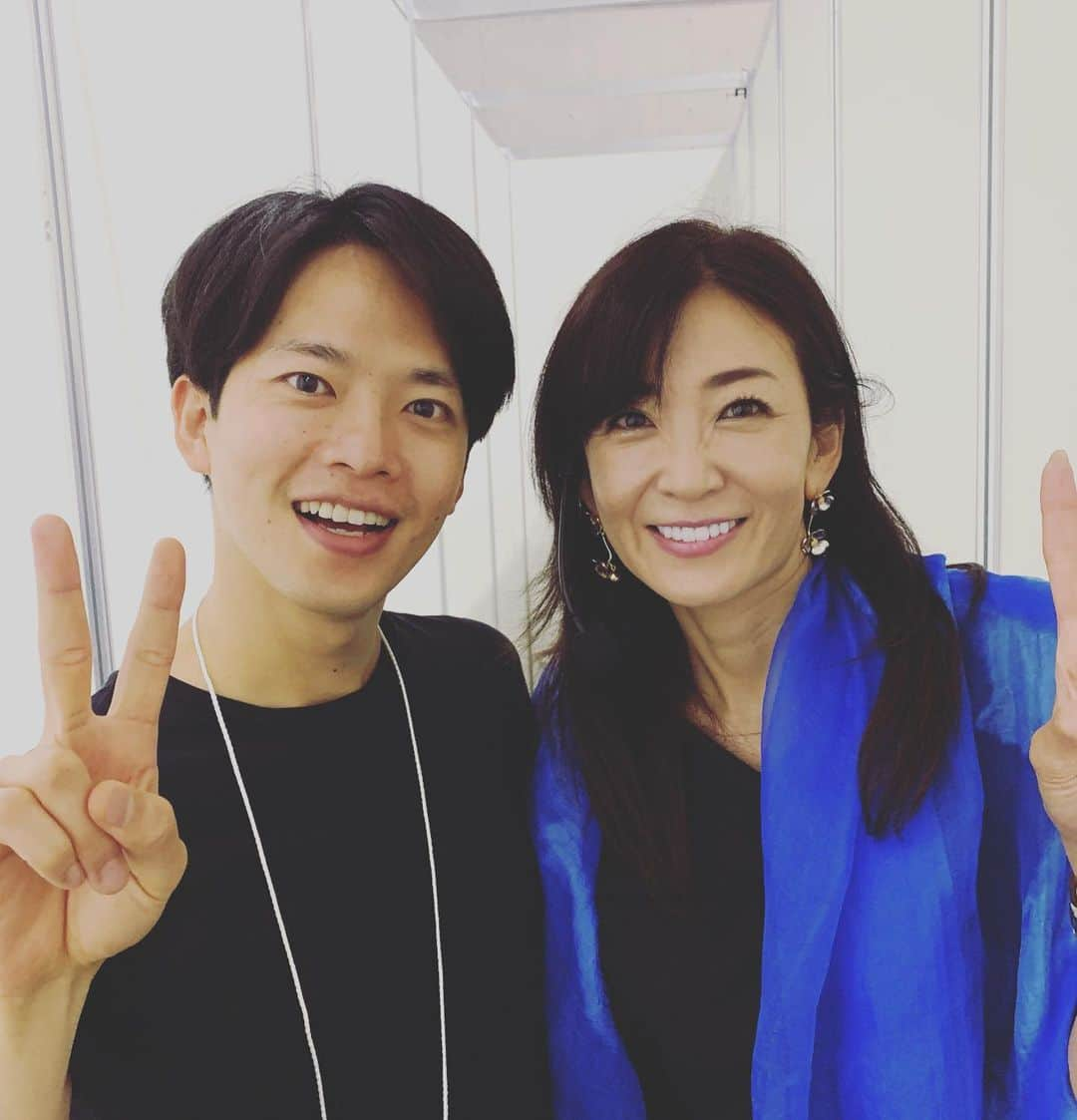 中島史恵さんのインスタグラム写真 - (中島史恵Instagram)「今日は雨の中を「アンチエイジングフェア」に沢山お越し頂きまして誠にありがとうございました😊  無事にセミナーも終わり、最後は今回の「逆メソッドチーム」の女子チームでチーズ😊  ますます私達😊結束が高まっております✨  なんと講習でいらしてた美尻王子こと竹田純先生にもバッタリ⭐️。 avityのあきら先生をご紹介下さったのも純先生なんです💕  ますますお若くなられててビックリ‼️ avityでいま人気の床バレエのメソッドを立ち上げられた方です😊嬉しいビックリがいっぱいありましたぁ‼️今から楽しみにしてたサイン会に行ってきまぁす💕  #中島史恵 #アンチエイジングフェア ＃逆トレメソッド #竹田純  #床バレエ」6月15日 16時12分 - fumielove0614