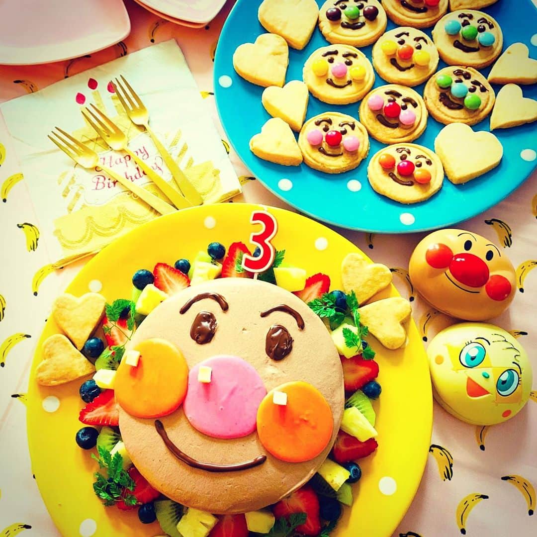 森崎友紀さんのインスタグラム写真 - (森崎友紀Instagram)「#森崎友紀#幼児食#料理#cooking#手作り#3歳#3歳の誕生日#誕生日ケーキ#幼児食レシピ#ケーキ#アンパンマン#アンパンマンケーキ#アンパンマンクッキー#3歳の誕生日ケーキ 3歳の誕生日ケーキを作りました(^^) 〜誕生日ケーキ〜 ■アンパンマンのいちごチョコクリームケーキ ■アンパンマンの米粉クッキー」6月15日 16時13分 - morisakitchen
