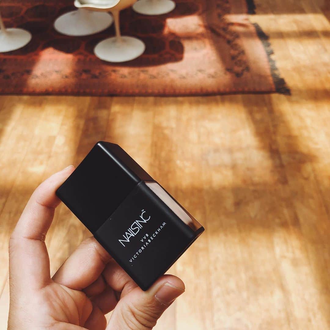 のインスタグラム：「. ヴィクトリアベッカム。 その名から 想像した色は 確かだった。 . . @nailsinc (過去の名品。」