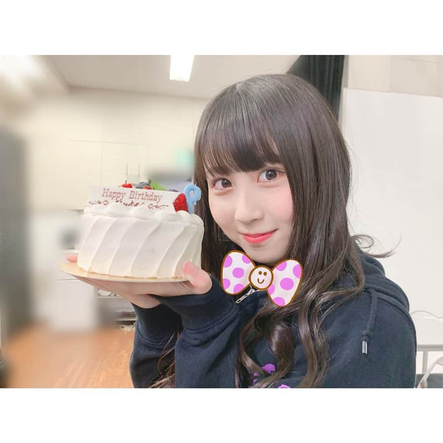 井上瑠夏さんのインスタグラム写真 - (井上瑠夏Instagram)「6/12で18歳になりました☺︎ . .  当日はサプライズで お祝いしていただきました。💐 とっても嬉しかったです..✨😢 .  周りの人へ感謝の気持ちを忘れず、18歳の1年も自分らしく頑張ります☺︎🌷 .  #サプライズ #ケーキ #cake  #ske48 #井上瑠夏  #祝 #18 #🎂」6月15日 16時19分 - ruka_inoue48