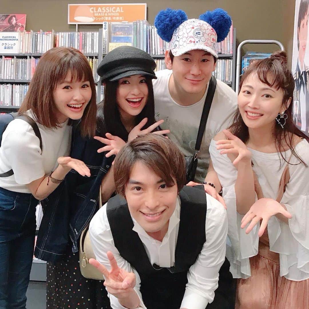 昆夏美のインスタグラム：「. 名古屋での最近の写真たち📷 . 海宝くんのCDリリースイベントに みんなで行ったり エポコゼでご飯したり 福井さんに味仙に連れてっていただいたり ブルーマンを観に行ったり 公演後やオフなども楽しんでます。 . 今日のソワレで私は 前半チームとラストですっ。 今日もしっかり地に足つけて、 レミの世界へいってきます🇫🇷 . #レミゼラブル #御園座 #名古屋公演」