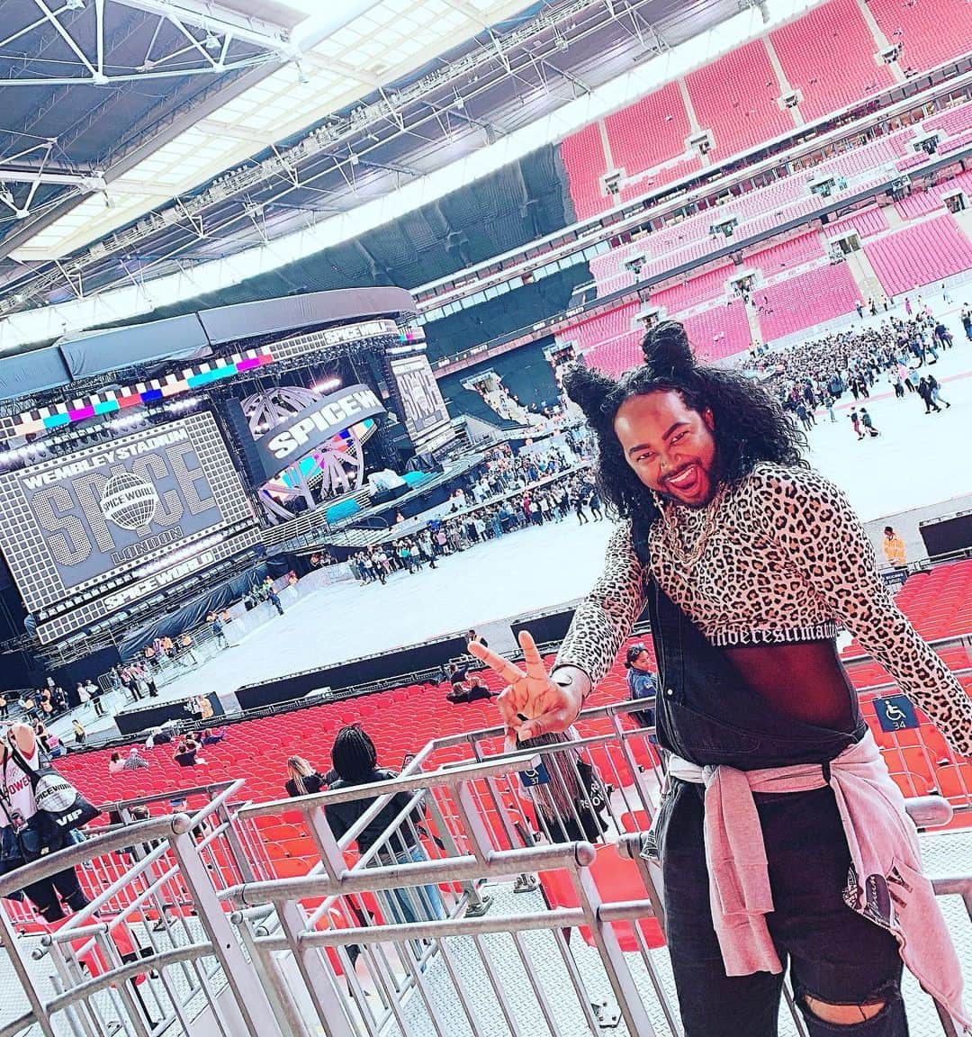 Codyのインスタグラム：「If you told me 23 years ago in 1996 that one day I would see the Spice Girls live in London, I would have passed out. • These women shaped who I am. LITERALLY. Their music was and has always been about positivity, love, accepting yourself for who you are in all your flaws, feminism, and the living life to the fullest. • Seeing them live has been a dream since I was 10 years old. • I am so blessed. • Thank you Spice Girls. Thank you Ted, Matt, & James for making this happen. Thank you universe. • Seriously one of the best days of my life.」