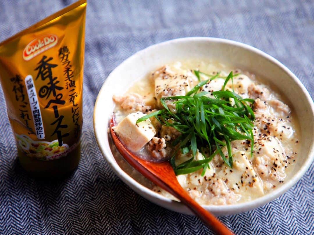 Mizuki【料理ブロガー・簡単レシピ】さんのインスタグラム写真 - (Mizuki【料理ブロガー・簡単レシピ】Instagram)「・ レシピ【♡豆腐とひき肉の中華あんかけ♡】 ・ こんにちはー(*^^*) 今日はこちらで レシピをご紹介させていただきます♫ ・ 10分あれば余裕で作れる ''豆腐とひき肉の中華あんかけ'' ヘルシーな上に なんと味付けは#香味ペースト のみの 超簡単スピードレシピです(*´艸`) 忙しい日やお夜食にもおすすめなので よかったらお試し下さいね♩ ・ ・ (♡豆腐とひき肉の中華あんかけ♡) 1.ごま油(小1)を中火で熱したフライパンで鶏ひき肉(100g)を炒める。ひき肉の色が変わったら、水(200ml)と香味ペースト(12cm)を加えて混ぜる。煮立ったら2cm角に切った木綿豆腐(1丁)を加えて2分煮る。 2.片栗粉(小2)と水(大1)を混ぜた水溶き片栗粉を回し入れてとろみをつける。 3.器に盛り、斜め切りにしたねぎと粗挽き黒こしょうをトッピングする。 ・ ・ #味の素#香味ペースト#味のある食卓#簡単レシピ#レシピ#クッキングラム#料理#デリスタ#クッキングラマー#手作りごはん#ヘルシー#あんかけ#時短レシピ#節約レシピ#PR」6月15日 16時32分 - mizuki_31cafe