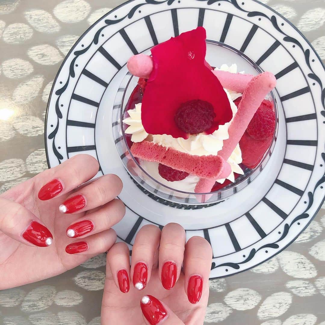 藤川沙弥のインスタグラム：「𝐍𝐞𝐰 𝐍𝐚𝐢𝐥𓂃𓇢﻿ ﻿ 久しぶりに赤ネイル♥️🍅﻿ 一粒パールがかわいい🥰﻿ ﻿ @harupy_nail🎟  いまは神戸のサロンと﻿﻿ 大阪のプライベートサロンで﻿﻿ ネイル予約できるみたいです🌸﻿﻿ ﻿﻿ 神戸サロンは﻿﻿ プロフィールから飛べるサイトにて﻿﻿ 大阪サロンはDM✉︎にて﻿予約がとれるみたい!﻿﻿ 詳しくは👉🏻 @harupy_nail まで❤️」