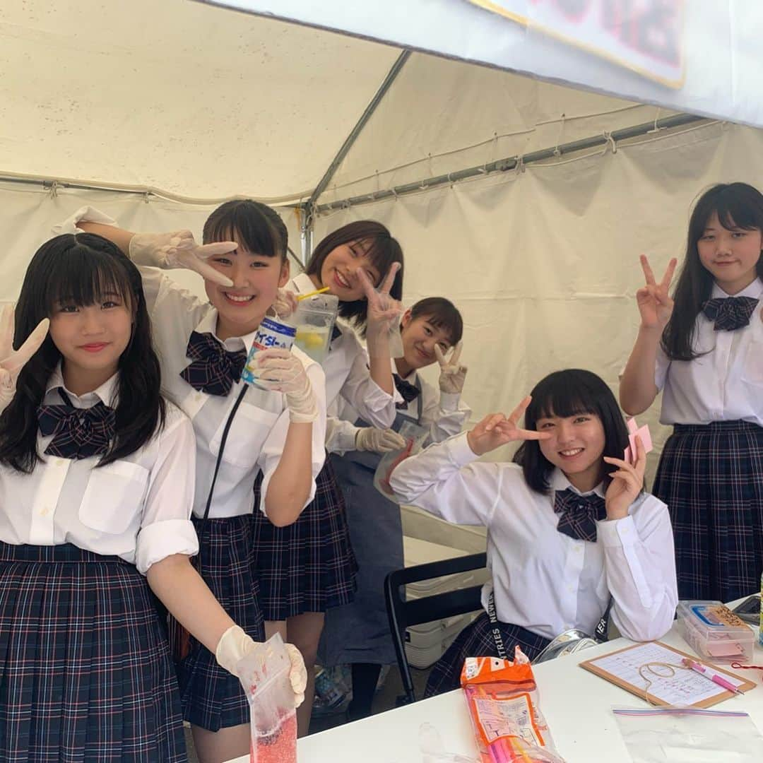 SO.ON project FUKUOKAのインスタグラム：「． 学園祭での1年生のオフショットをお届けします📸 . 学園祭に1年生も出演しましたが、気になったメンバーはいましたか？🔎🧐 . 29日の放課後LIVE、特典会でぜひぜひ1年生の推しを見つけてください👀💖💖 ． #SOONprojectFUKUOKA #スマイルソープロ福岡 #soonproject  #ソープロ #福岡 #JK #アイドル #LIVE #学園祭」