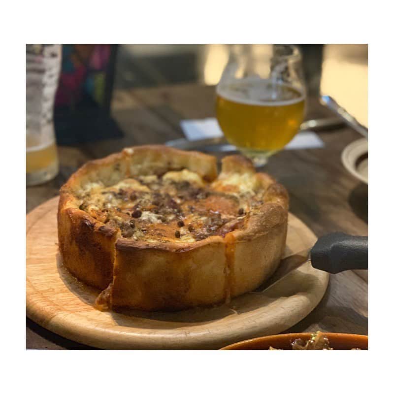 市橋有里のインスタグラム：「梅雨の晴れ間にテラスでクラフトビールとシカゴピザ🍕かなりヘビーでしたが、山椒が効いた味は日本人のわたしにはど真ん中でした😋 ・ #シカゴピザ #クラフトビール @yksb0506  ありがとう！ #ディズニー帰りで疲れたよねw」
