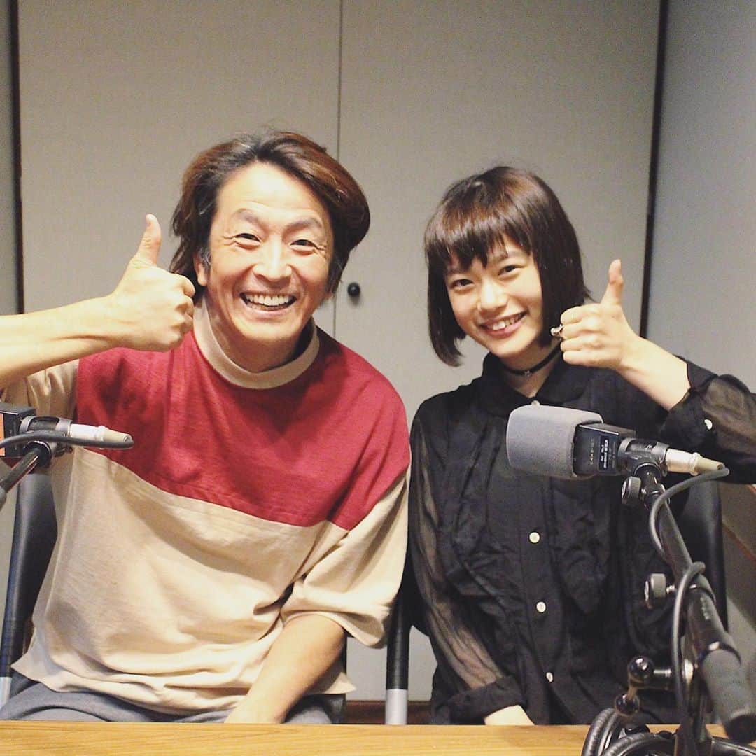 杉咲花のインスタグラム：「大変嬉しいお知らせです。 毎週日曜日に放送中のラジオ 「杉咲花のFlower TOKYO」ですが、 なんと、明日の放送では 念願の初めてのゲストに ホリケンさんが来てくださいました、、！ 本当に楽しかった😂 明日、朝８時からTOKYO FMにて放送です。 是非お聴きくださいね。👂 #杉咲花のFlowerTOKYO」