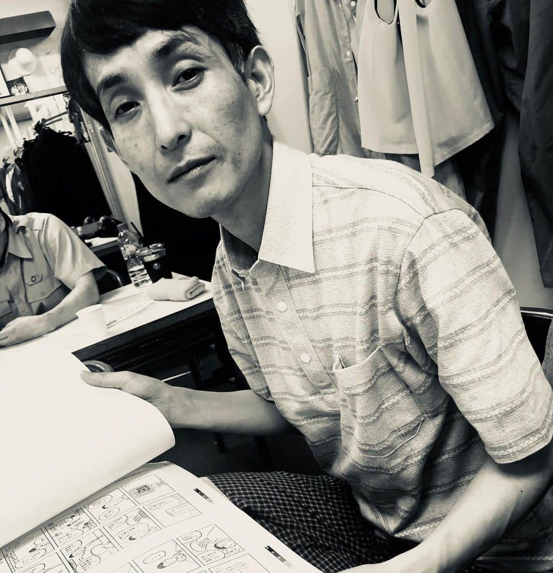 宮地謙典さんのインスタグラム写真 - (宮地謙典Instagram)「漫画の原稿チェックしてるカラテカ矢部君。 モノクロにしたらトキワ荘時代になってしまった件。 #カラテカ矢部 #お別れ会とかで使われる写真 #タバコ吸いすぎる漫画家 #可愛がってた後輩に #白紙の弔辞読まれる漫画家」6月15日 16時48分 - miyajinibugo