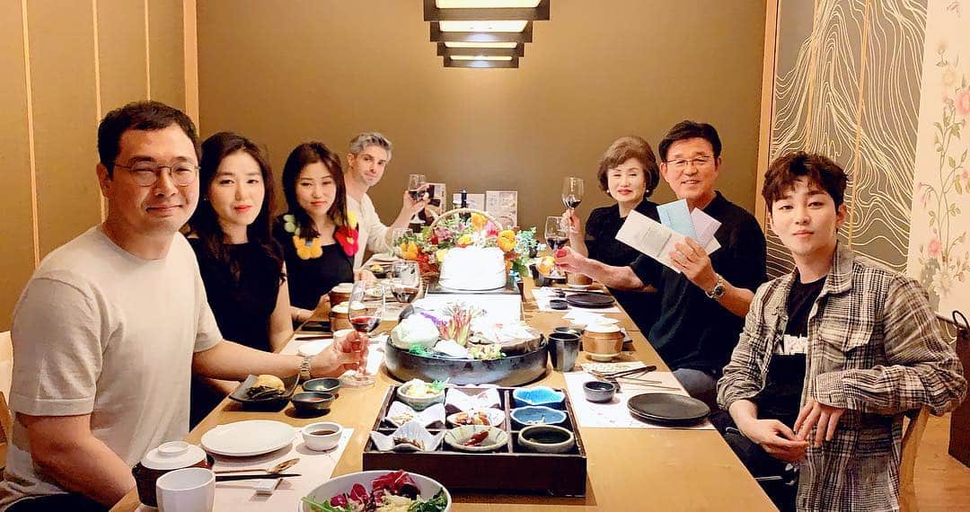 DINDINのインスタグラム：「아버지 칠순 + 작은누나 생일  칠순인데 아무것도 못해드려서 죄송해요.  오래 오래 건강하게만 곁에 있어주세요 사랑합니다 ❤  #아빠는돈봉투를받으시고내려놓는척하며슬그머니눌러보시는걸나는보았다 #그리고미소를지으셨다 #사위들과아들의돈봉투가 #칠순생신을완성시켰다 #아빠도윤호형만큼존경해요 #사랑합니다 #가족」
