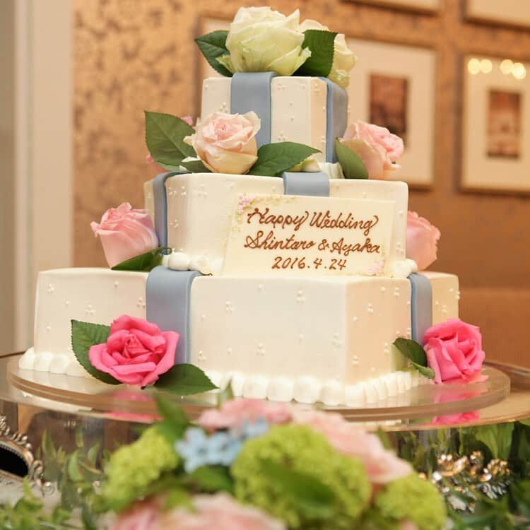ホテルモントレウェディング【公式】 のインスタグラム：「♥ ￣￣￣￣￣￣￣￣￣￣ @montereyweddingをフォローして 『 #モントレ花嫁 』『 #ホテルモントレ』の タグをつけて投稿してくださいね＊*. . とっても可愛いリボンケーキ♡*. リボンの色やケーキの色も変えられるので おふたりらしさを演出できる！ . ◆ホテルモントレ公式HPはこちら* https://www.monterey-wedding.jp . #モントレ #モントレ花婿 #dressy花嫁 #プレ花嫁 #marry花嫁 #卒花 #marryxoxo #wedding #weddingceremony #weddingreception #weddingparty #weddingdress #dress #flower #weddingbouquets #プラコレ #結婚式場 #ウエディングニュース  #日本中のプレ花嫁さんと繋がりたい #結婚式 #パーティー #披露宴 #ホテルウェディング #ウェディングケーキ #weddingcake #cake #cakedecorating」