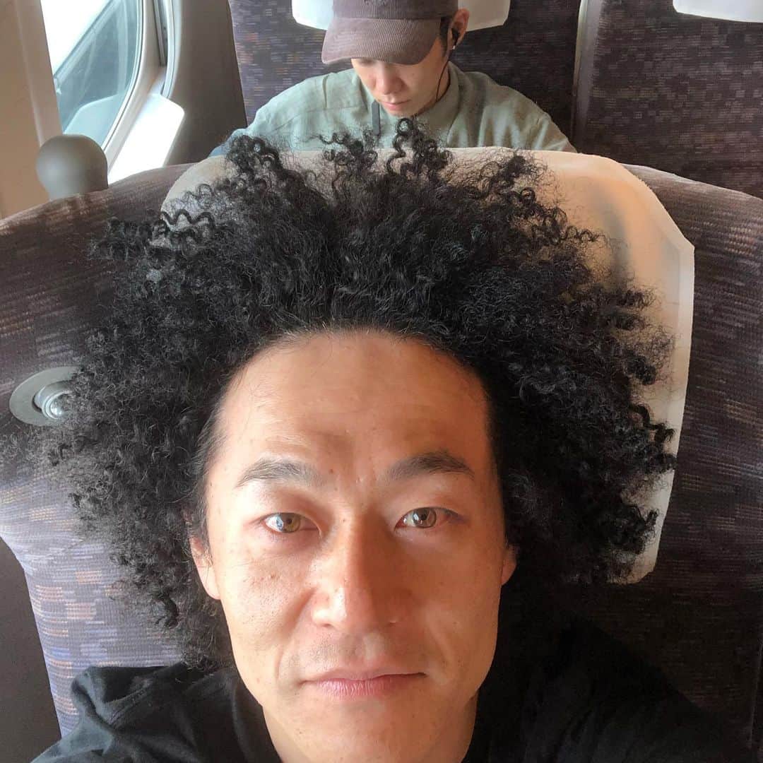 ゴンのインスタグラム：「昨日は神戸へ収録に行きました〜！😁 トリオで縦一列の座席😅 放送日時はまた〜👋🏻 #ビックスモールン #トリオ #tiktoker」