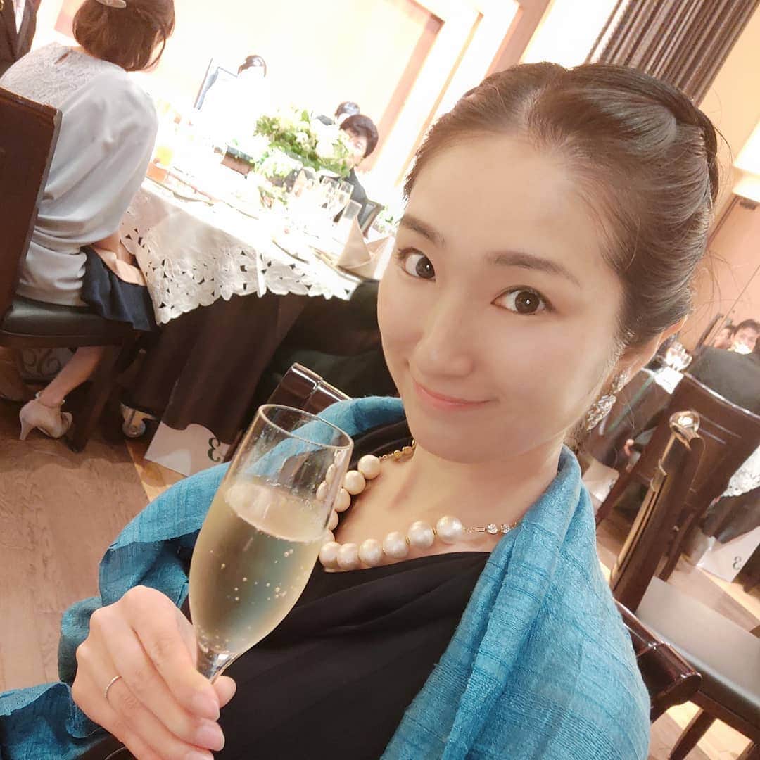 のインスタグラム：「一番年下のいとこの結婚式💒とってもとっても素敵な式でした✨ まみおめでとう♥  #結婚式#祝#おめでとう♥#いとこ集合#愛知県#名古屋#幸せになってね」