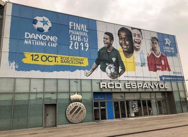 RCDエスパニョールさんのインスタグラム写真 - (RCDエスパニョールInstagram)「Heu vist com de bé ha quedat la nostra façana? ⚪🔵 - ¡Recordad que el RCDE Stadium es la sede de la final mundial de la @danonenationscup , que se celebrará el próximo 12 de octubre! ⚽ 👏 - #RCDE | #Volem | #EspanyoldeBarcelona」6月15日 17時07分 - rcdespanyol