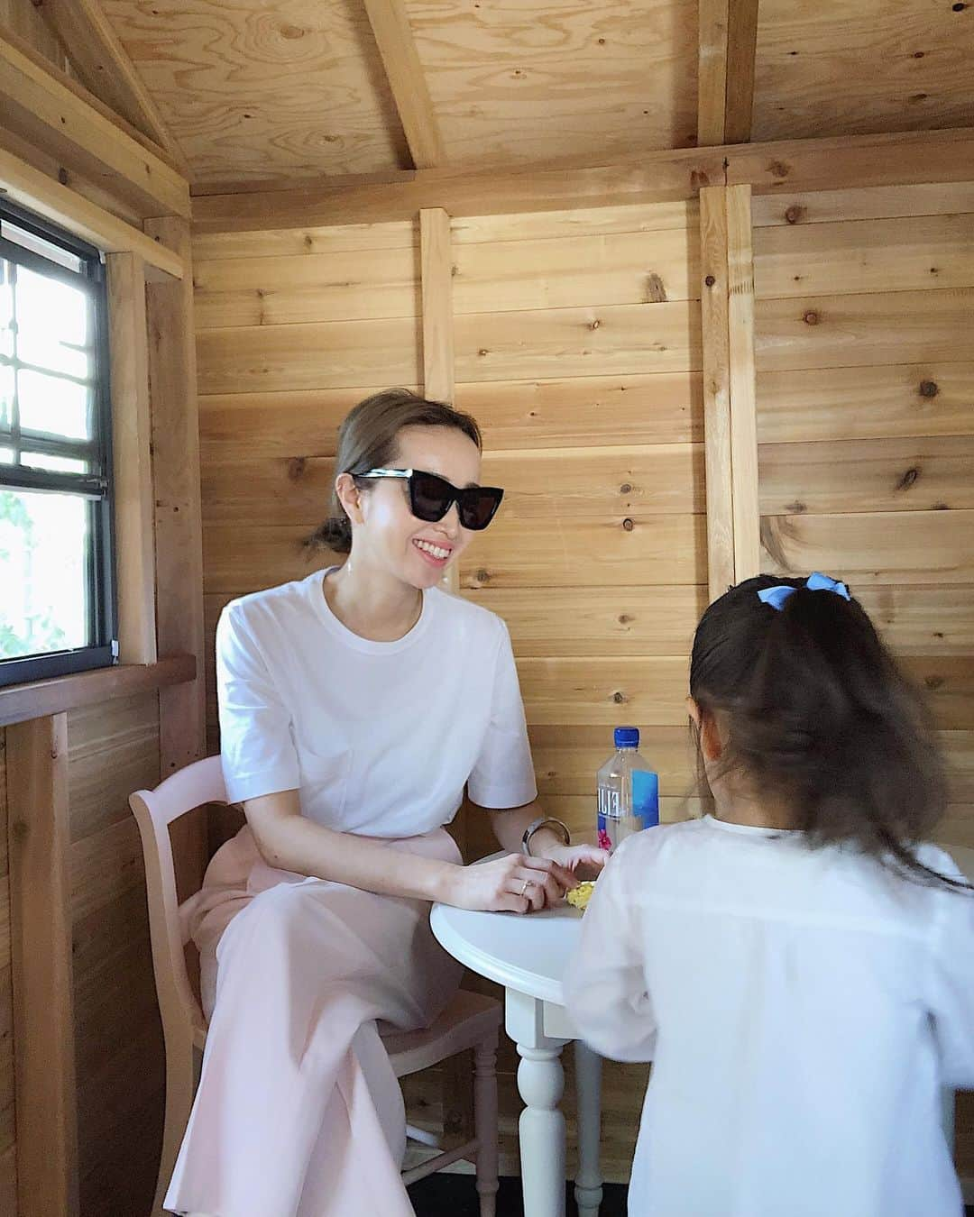 翁安芸さんのインスタグラム写真 - (翁安芸Instagram)「Little chef is cooking in the Tree House👩‍🍳🍳🌳🏠💕 可愛い木のお家で、お料理を振舞ってくれる小さなシェフ。ママは座っているだけでいいそうで、夢中にお料理している姿を見ていて愛おしい☺️💓 #時差ボケ #LA #losangeles #momanddaughter #summerbreak2019」6月15日 17時02分 - akinyc