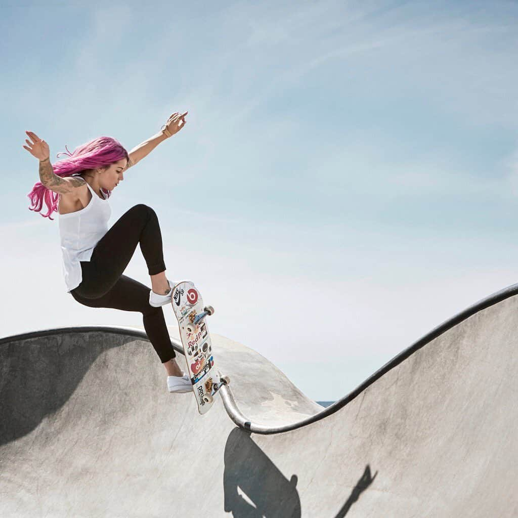 レッドブルさんのインスタグラム写真 - (レッドブルInstagram)「At 26, Brazilian-born skater @leticiabufoni breaks barriers in the skate scene. Read more about her with the @redbulletin link in bio. 📸: @stevenlippman #skateboarding #skate #athlete #redbulletin #redbull」6月15日 17時05分 - redbull