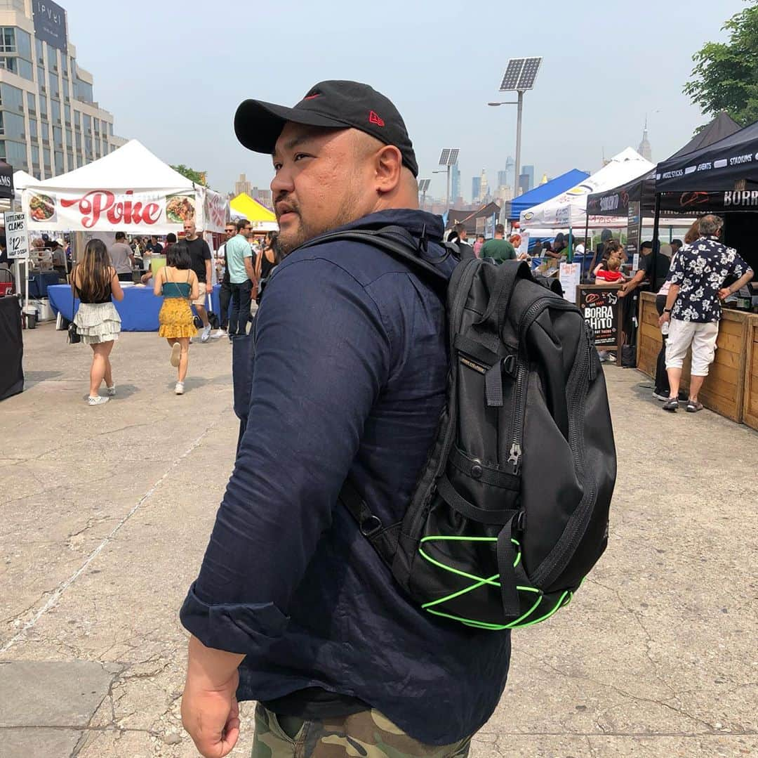 丸山ゴンザレスさんのインスタグラム写真 - (丸山ゴンザレスInstagram)「DAYPACK / PORTER THINGS KURA CHIKA ORIGINAL 使ってみたんですが、かなりいいです。 普段から雑品とパソコンと資料を常に持ち歩くことが多いんですけど、無駄な空間が生まれなくて空気運んでる感のないコンパクトな感じにおさまる。あと、汗かきだからストレッチコードに上着挟んでけるのがいい感じ。先日のニューヨーク取材でも重宝しました 。 #yoshidakaban #吉田カバン  https://www.yoshidakaban.com/product/104289.html」6月15日 17時05分 - gonzales_maruyama