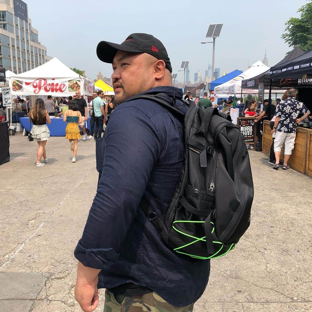 丸山ゴンザレスのインスタグラム：「DAYPACK / PORTER THINGS KURA CHIKA ORIGINAL 使ってみたんですが、かなりいいです。 普段から雑品とパソコンと資料を常に持ち歩くことが多いんですけど、無駄な空間が生まれなくて空気運んでる感のないコンパクトな感じにおさまる。あと、汗かきだからストレッチコードに上着挟んでけるのがいい感じ。先日のニューヨーク取材でも重宝しました 。 #yoshidakaban #吉田カバン  https://www.yoshidakaban.com/product/104289.html」