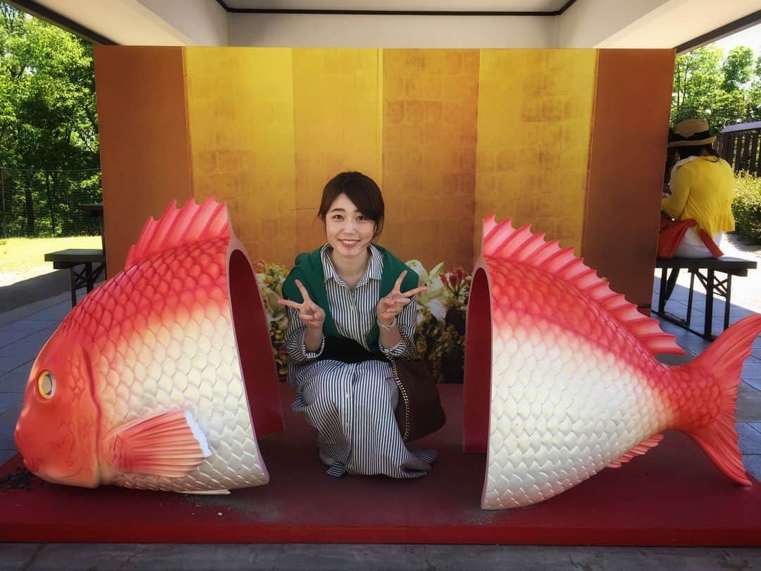 井上裕衣のインスタグラム：「こんにちは😌  めでタイです この春、 #リトルワールド にタイエリアができましたー！  世界一周してきました  #ダブルピース癖が抜けない #いつでも小指ぴーん #なぜ😒」