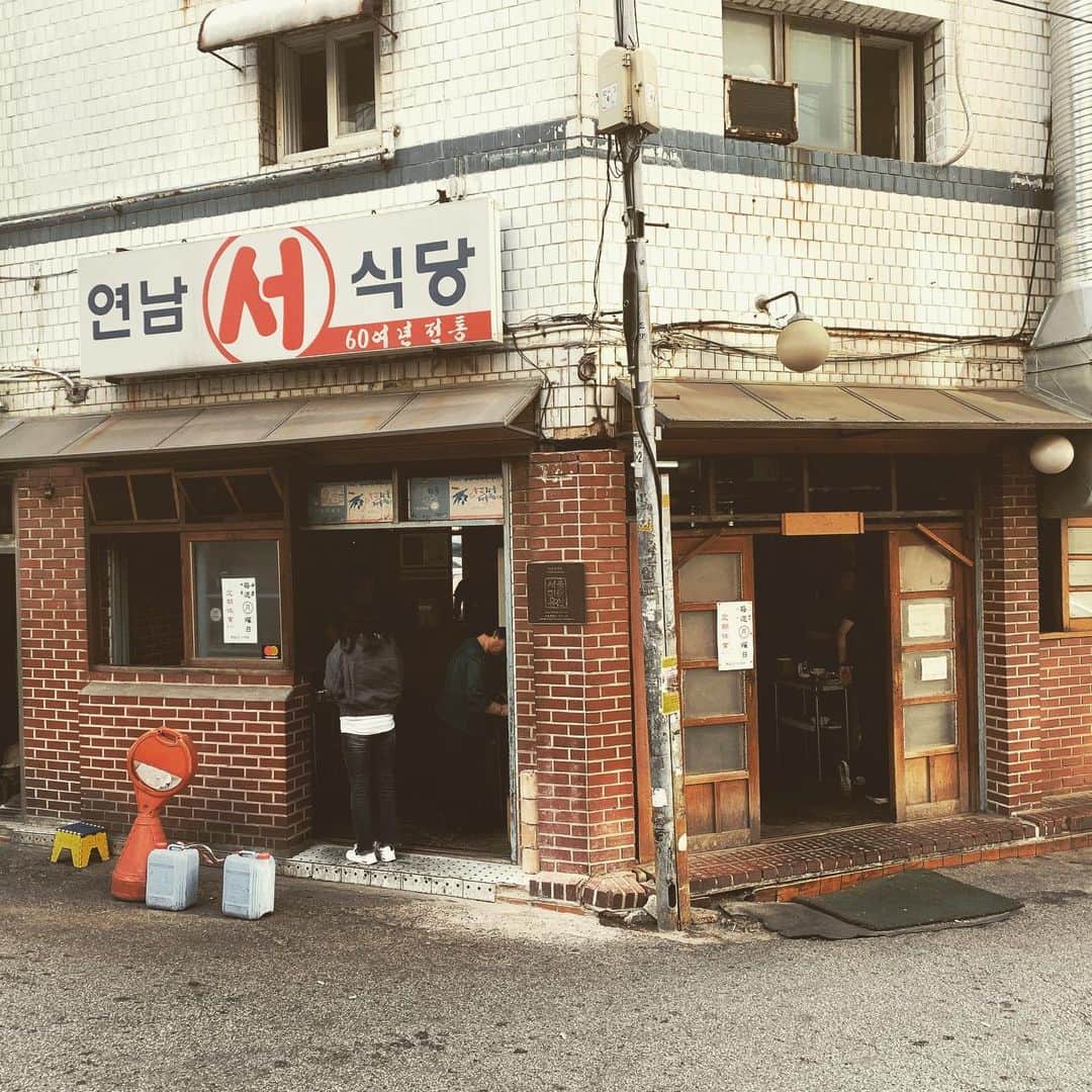 のインスタグラム：「. 少し前ですが… 1泊3日で韓国🇰🇷 LCC様々な弾丸旅行!! ★ #韓国 #Korea #koreatrip #ソウル #Seoul #seoultrip ★ #延南ソ食堂 #立ち食い焼肉 #ドラム缶焼肉 #行ってみたかった店 #店入った瞬間にスタンバイする店員 #ジンギスカンだるま級の速さ #メニューは肉のみ #飲み物はセルフサービス #冷蔵庫から勝手に持ってくるスタイル #米とキムチは近所のコンビニで買って持ち込みOK #いい #これいい #肉美味い #タレがたまらん」