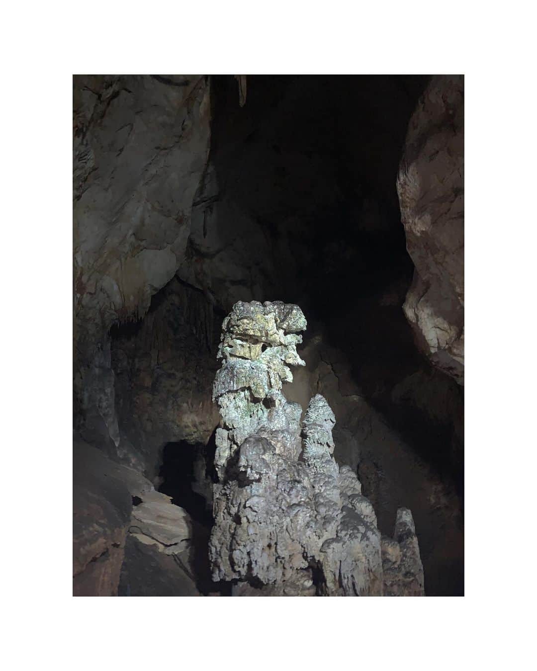 Shun Watanabeさんのインスタグラム写真 - (Shun WatanabeInstagram)「@newsiancom Travel Coat Kahki color and Dry Shirt available online! Model: @usukesaiki  Photo: @shun_watanabe  Location: Akiyoshido / Yamaguchi, Japan  #cave #limestonecave #鍾乳洞 #newsian」6月15日 17時11分 - shun_watanabe