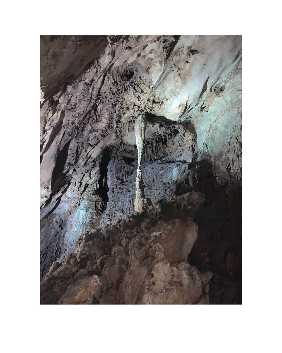Shun Watanabeさんのインスタグラム写真 - (Shun WatanabeInstagram)「@newsiancom Travel Coat Kahki color and Dry Shirt available online! Model: @usukesaiki  Photo: @shun_watanabe  Location: Akiyoshido / Yamaguchi, Japan  #cave #limestonecave #鍾乳洞 #newsian」6月15日 17時11分 - shun_watanabe