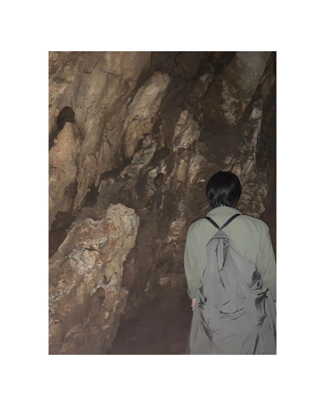 Shun Watanabeさんのインスタグラム写真 - (Shun WatanabeInstagram)「@newsiancom Travel Coat Kahki color and Dry Shirt available online! Model: @usukesaiki  Photo: @shun_watanabe  Location: Akiyoshido / Yamaguchi, Japan  #cave #limestonecave #鍾乳洞 #newsian」6月15日 17時11分 - shun_watanabe