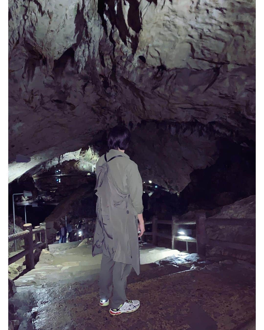 Shun Watanabeさんのインスタグラム写真 - (Shun WatanabeInstagram)「@newsiancom Travel Coat Kahki color and Dry Shirt available online! Model: @usukesaiki  Photo: @shun_watanabe  Location: Akiyoshido / Yamaguchi, Japan  #cave #limestonecave #鍾乳洞 #newsian」6月15日 17時11分 - shun_watanabe