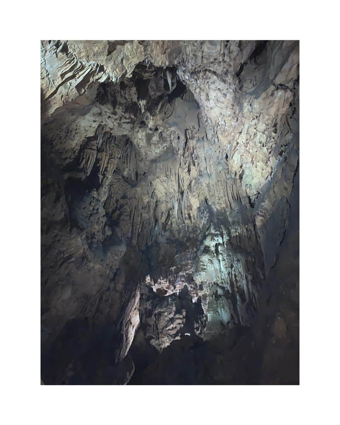 Shun Watanabeさんのインスタグラム写真 - (Shun WatanabeInstagram)「@newsiancom Travel Coat Kahki color and Dry Shirt available online! Model: @usukesaiki  Photo: @shun_watanabe  Location: Akiyoshido / Yamaguchi, Japan  #cave #limestonecave #鍾乳洞 #newsian」6月15日 17時11分 - shun_watanabe