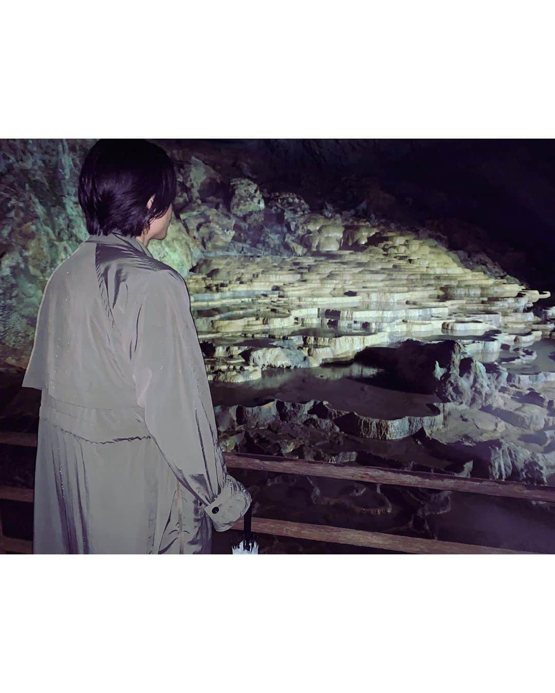 Shun Watanabeさんのインスタグラム写真 - (Shun WatanabeInstagram)「@newsiancom Travel Coat Kahki color and Dry Shirt available online! Model: @usukesaiki  Photo: @shun_watanabe  Location: Akiyoshido / Yamaguchi, Japan  #cave #limestonecave #鍾乳洞 #newsian」6月15日 17時11分 - shun_watanabe