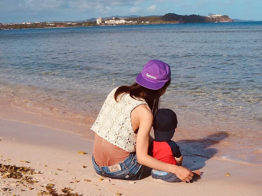 阿川麻美さんのインスタグラム写真 - (阿川麻美Instagram)「Gun beach..🏝﻿ ﻿ ホテル目の前のビーチは﻿ とても静かでほぼ貸切💗﻿ 波の日生まれの息子なので海が好きになってくれるといいなー🌊 ﻿ 息子の水着の下に見えてるのは水遊び用おむつです😂﻿ 日本から持参したよー。﻿ ﻿ ﻿ #ootd﻿ 🧢.. @supremenewyork 👙.. @hm﻿ ﻿ #babyootd﻿ 👖.. @tommyhilfiger ﻿ ﻿ #7月3日生まれ #波の日  #instaguam #supreme  #水着 #水着コーデ  #水着姿﻿﻿﻿﻿ #グアム旅行 #guam #guam旅行  #シュプリーム#japanesegirl ﻿#タモンビーチ #ガンビーチ  #instagood #like4like #model  #海 #beach #主婦モデル  #レースクイーン #モデル #男の子ママ#フォローミー  #親子コーデ ﻿﻿﻿﻿ #mamagirl #instaguam_cp」6月15日 17時18分 - asamichi922