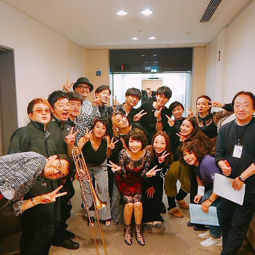 伊藤蘭さんのインスタグラム写真 - (伊藤蘭Instagram)「🎵🎶🎵🎶 昨日の大阪公演～✨ ありがとうございました❤️ やはり最終ということで 案の定、緊張しましたが😅  皆さんのご声援を近くに 感じて… 楽しく  歌う事ができました⤴️ ⤴️ 出演者の皆様🎸🎺💃🎵 スタッフの皆様💡🎧🎤 そして客席の皆々様✴️ 素敵な 笑顔を沢山ありがとう ございました(^-^)/💓 think happy💜 be happy💙  #本番前のショット #全員集合 #６月14日 #NHK大阪ホール #伊藤蘭ファーストソロコンサート  #無事終了 #ありがとうございました」6月15日 17時22分 - ranito_official