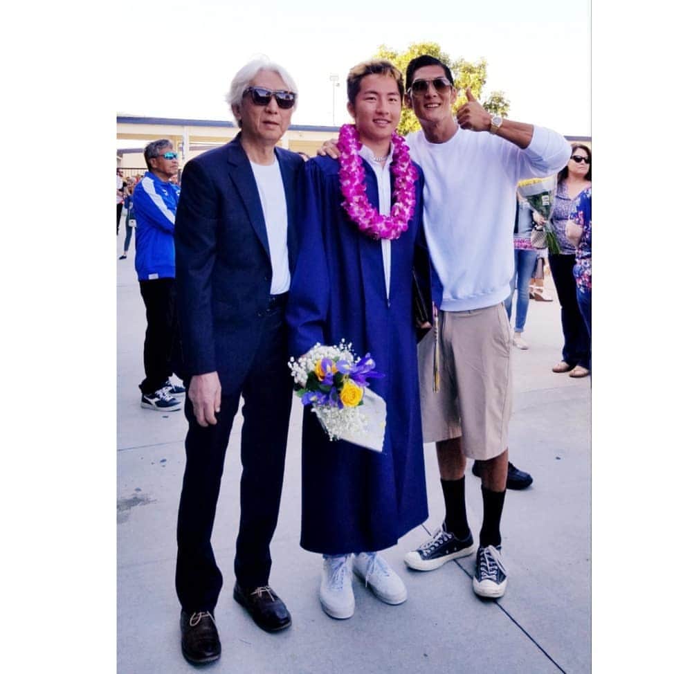 パク・ジュンヒョンさんのインスタグラム写真 - (パク・ジュンヒョンInstagram)「요오우~ 마이 리틀맨 건호야 삼준은 니가 넘기뜩하고 자랑스럽다! 아무도움도없이 니 스스로 공부열씸희해서 Honor Student으로 조럽하고 수능도아주좋운성적받아서 좋운대학도드러가고 삼춘은 니가 근냥 기뜩하고 넘자랑스럽다 매애앤! 인재 시작이다! 대학드러가서도 공부 열씸희하고 즐기면서 아주 훌륭한사람돼서 다가져라! Once again CONGRATULATIONS lil man! 빼애앰!!! Yo~ My lil man! YOU DID IT!!! Congrats on your Highschool Graduation! I am sooo sooo Sooo PROUD of YOU! You graduated with Honors and now you are going to a great University and you did it ALL on your own!!! I am such a PROUD uncle! And now its just the start! I wish you the BEST of luck in College and Hava GREAT time and make GREAT memories as you did in HighSchool! And GIT IT ALL!!! The world is your's!!! Once again CONGRATS lil man! BBBAAAMMM!!! #지오디 #fangod #박준형 #MyLilNephew #JoonPark #ParkJoonHyung #Classof2019 #MarinaHighSchool #Vikings #Graduation #ProudUncle #오랜만의고등학교조럽식가서좋운기두받고옛추억들도떠오르고나의조카의밝은모습봐서너어무좋왓다 #아고등학교시절그립다 #내가다시고등학교갈수있다면...선생님들한태욕욜요올라뤼쓰먹갯쮜차암나 #그립다기리워 #그니깐학교다닐때나일할때나지금이나나중애후홰없이다즐겨야돼왜냐면그시간은다시는안와 #OhManHowImissMyHighSchoolAndCollegeDayz #SoEVERYONEpleaseGetTheMostOutOfandEnjoyYourSchoolYearsandYourJobYearsAndYourTimeNOWsoYouDontHaveAnyRegretsCuzYouWillNEVERbeAbleToGetThoseTimesBackAgai #GodBless #SoCal #Cali #OC #HB #SeoulKorea #Kpop」6月15日 17時28分 - godjp