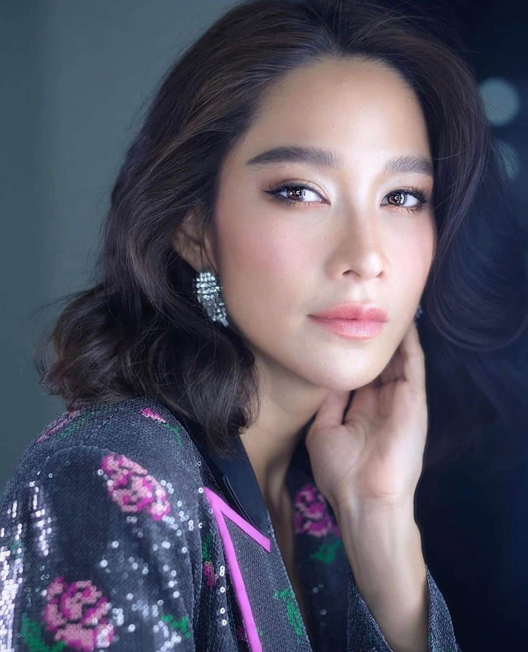 Laila Boonyasakさんのインスタグラム写真 - (Laila BoonyasakInstagram)「สวัสดีคะ นี่คุณมัมเอง 🥰 ขอบคุณน้อง @nongchat  มากนะจ๊ะ ช่วงนี้ขอฟิน กับ มาดามฟินนะก๊ะ🥳 #พี่อายุเยอะแล้วหนูไหวเหรอ 😎😎😎😎😎😎」6月15日 17時42分 - chermarn