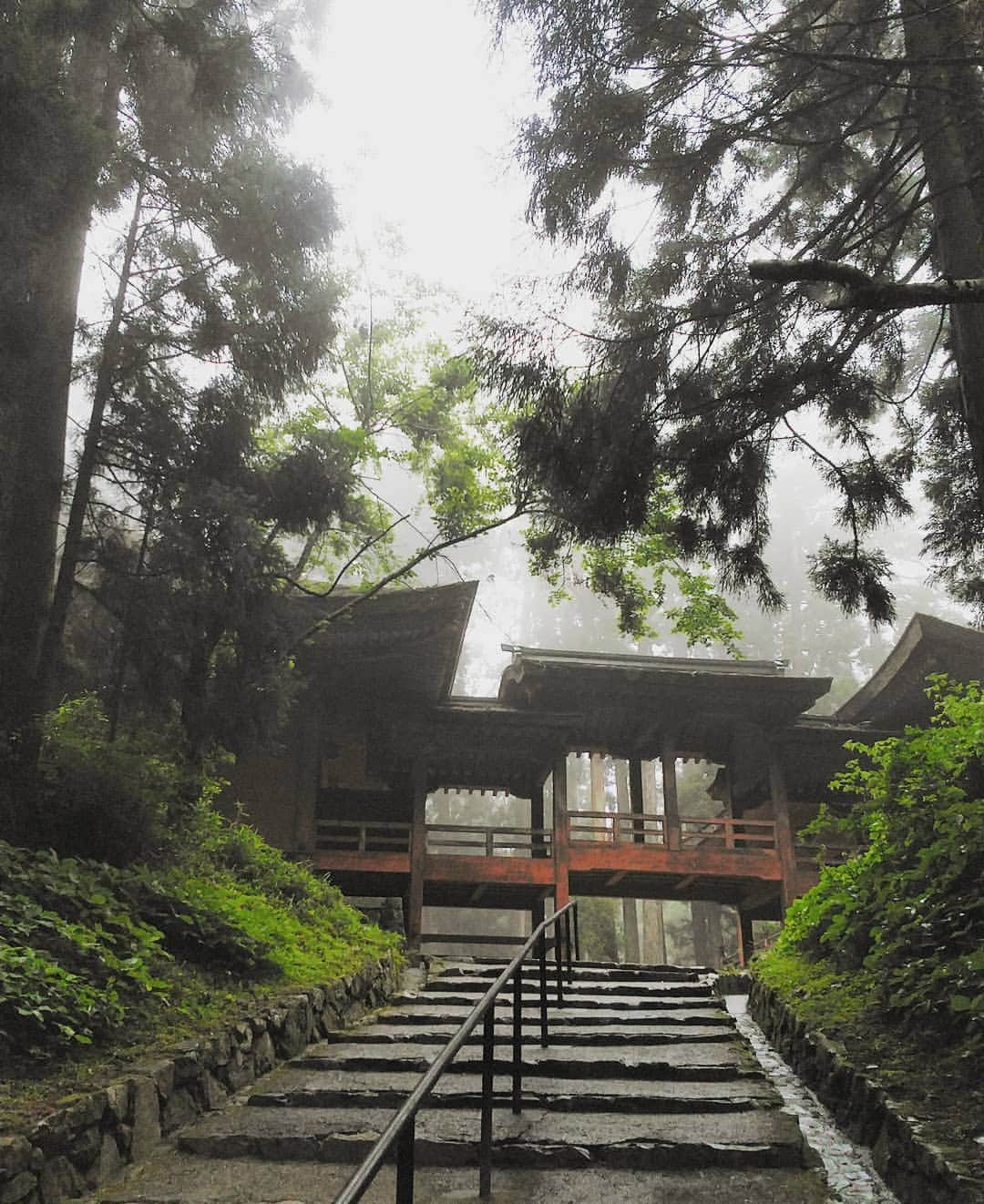 のインスタグラム：「横川の次は西塔地域へ移動。 常行堂と法華堂を渡り廊下で繋いだ「にない堂」 弁慶が担いだという伝説から付いた名前だそうです。 #延暦寺西塔 #常行堂 #法華堂 #にない堂 #弁慶 #伝説」