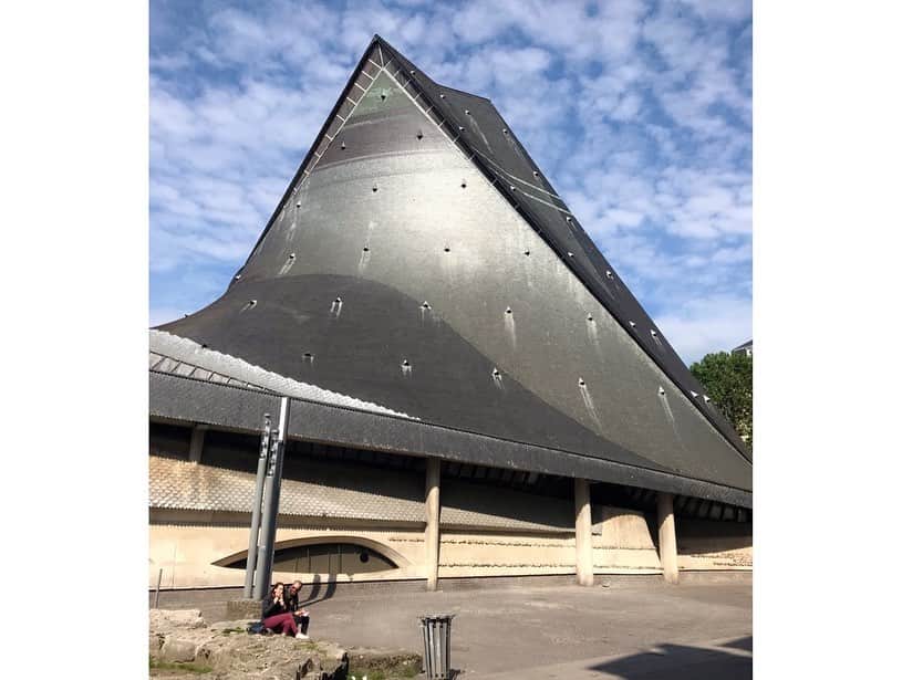 稀鳥まりやさんのインスタグラム写真 - (稀鳥まりやInstagram)「＊ ジャンヌダルク教会 ・ ジャンヌダルクが処刑された広場に面して建てられています。とてもモダンなデザインの教会で、コンサートホールの様！ ステンドグラスが美しくてずっと眺めていたいくらいでした…🥺✨ 教会の近くにあったジャンヌダルクバーが気になってしまった🤫 ・ #ルーアン#ジャンヌダルク教会」6月15日 17時40分 - mariya_kitori