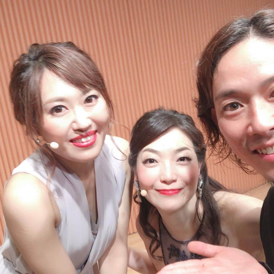 佐野俊輔さんのインスタグラム写真 - (佐野俊輔Instagram)「‪オン・ミュージカル♬  1回目無事終幕。‬ ‪やっぱり鳥肌もんでした！！‬ ‪物語としてどう魅せるか…出演者の方一人ひとりが理解してくれました！‬ ‪明日で終わり…寂しいな。‬ そして、我が娘が初舞台…  自分の子を使うことに少し抵抗が有ったけど、子どもが出たいと言ってるのに親の都合、親の見栄で出さない選択も違うかと…。 練習の時も泣きながら、普段も不安すぎて泣きながら…学校生活を…  本番を迎え…舞台袖でビクビクしてた！！！ 僕も娘を見る余裕もないし、ママも仕事で来れないのですが…  キッズの子達が来てくれて嬉しそうでした(^^) みんなありがと！ #応援してくださる方々ありがとうございました #あいりひなのあるい #メニコン #オンミュージカル #加藤利子 さん #福満薫 さん  #風呂矢早織 さん #上田博司 さん  #楠部享子 さん #宗川諭理夫 さん #ひより #ゆめり #みゆ  #夢舞う未來 #7歳 #三人兄弟 #子ども #ベイビー #こどものいる暮らし #親6年目 #ビール好き  #レジエボ #regievo #RE730 #EVOLUTION」6月15日 17時51分 - shunsuke_sano_