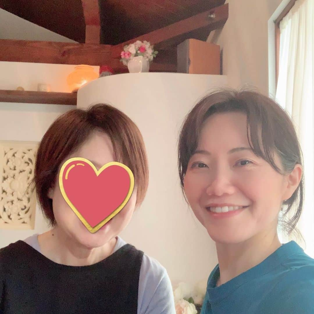 Yuka Mukaibayashiさんのインスタグラム写真 - (Yuka MukaibayashiInstagram)「お客様とツーショット❣️ . いつも自撮りをどのように撮っているの？と尋ねられ . 二人で自撮り♡ . . . 身体を整え、コリや疲れもホッと楽に お顔も身体もリフトアップ . ブログとホームページはこちら ご覧ください♪ . ✨esthe Ruang ブログ https://ameblo.jp/ruang-esthe . ✨esthe Ruang HP http://ruang.jimdo.com . #エステるあん #大垣市 #タルミ #ほうれい線 #まぶたの下り #フェイシャル #プライベートサロン #完全予約制 #アンチエイジング #笑顔 #Ｏ2クラフト #ミレイ #高濃度酸素オイル #疲労回復 #小顔効果  #パワーレメディ #バランスリフト #肩こり #首こり #背中が重い #リフトアップ #女子力アップ  #むくみ #スッキリ」6月15日 17時51分 - ruang2013510