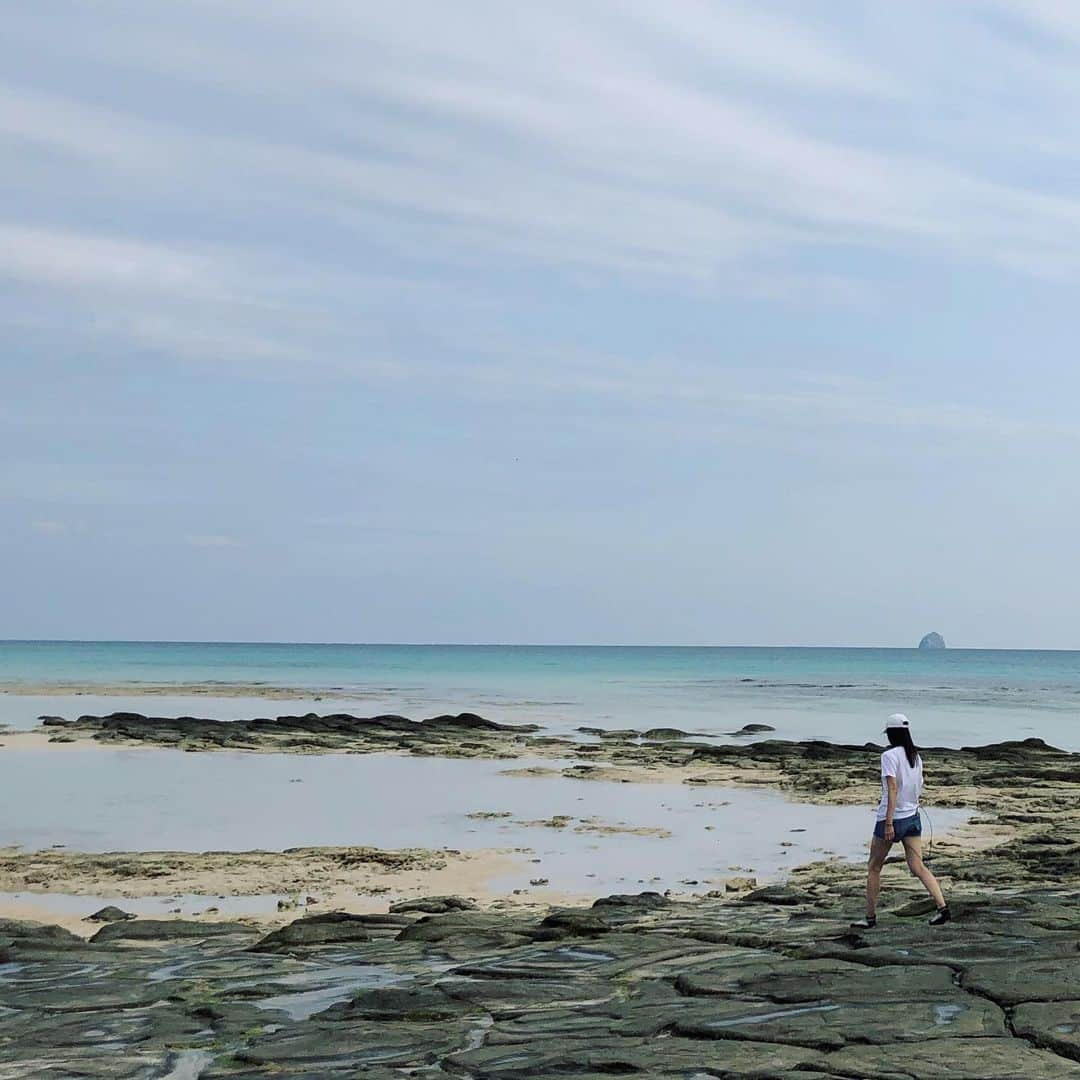 榊原みゆくさんのインスタグラム写真 - (榊原みゆくInstagram)「【sea】 早く、海に行きたいって事を、アピール中笑  海に潜りたいー🏖 魚と戯れたいー🐟 海に沈んでたいー笑  海の写真とかをね、インスタで見ると、みなさんバッチリメイクしてるんやけど、泳いでたり潜っても落ちないんかなぁ。  私も海に行ったら、いつかは可愛く綺麗に撮ってやる！とは思うんやけど、泳ぐ気半端ないので、いつも眉だけ描いてすっぴんなのね、そりゃーSNSにあげれんという話。  #海大好き #潜りたい #泳ぎたい #沈みたい #夏大好き #海に連れてって #魚と泳ぎたい #summer #lovesummer #photograph #photography」6月15日 17時45分 - miyukuscarab