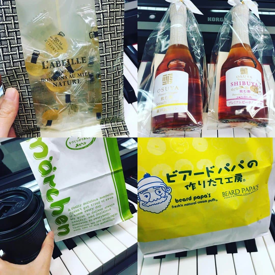 SHUUBIさんのインスタグラム写真 - (SHUUBIInstagram)「昨日はレッスンでした！！！ みなさん、良き声が出てました！！更にリズムも良くなっていて嬉しいです😆😊 梅雨は体力体調共に怠くてしんどい季節ですね。 リラックスして良き声をスムーズに出してストレスを解放してゆきましょう！！！ 差し入れ、お土産、お中元。いつもありがとうございます☺️🥰🙇‍♀️⤴︎💕 #shuubi #ボイトレ #レッスン #リラックス #ミックスボイス #ボーカル #バンド #弾き語り #シンガー #シンガーソングライター #カラオケ #歌 #上達したい #音楽 #音楽好きな人と繋がりたい #インナーマッスル #強化 #楽しく #レッスン」6月15日 17時47分 - shuubihidemi