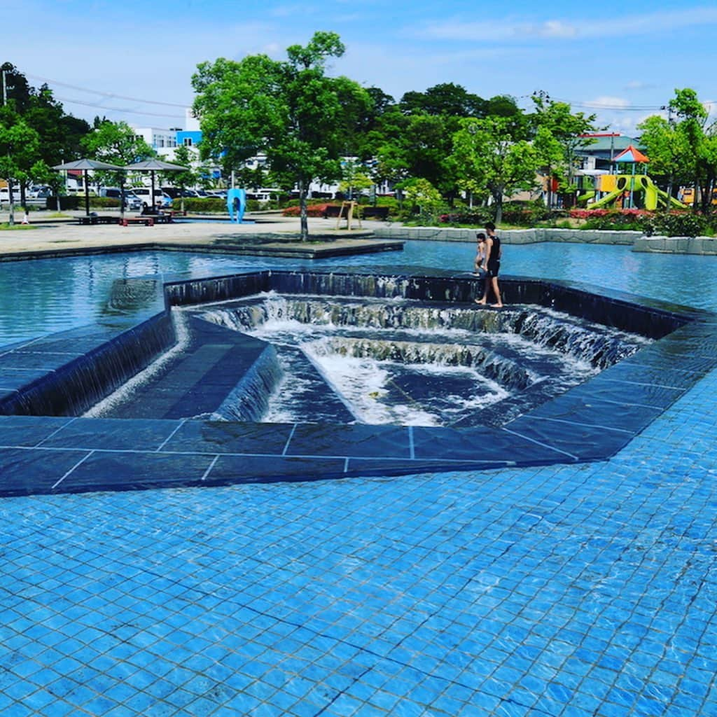 福島県さんのインスタグラム写真 - (福島県Instagram)「来て！ みずいろ公園  安達太良川に隣接して作られた親水公園です。子どもたちが安心して遊べるように、底の浅い階段状になっていて、滝や噴水で水遊びをする子どもたちでにぎわいます。 #本宮市 #親水公園 #公園 #カスケード #水遊び #福島 #ふくしま #ふくしまからはじめよう #来て  #futurefromfukushima #fukushima #traveljapan #japantrip #explorejapan #japanadventures #japanholiday #beautifuldestinations #instatrip #art_of_japan #instagramjapan #japan_of_insta」6月15日 17時48分 - realize_fukushima