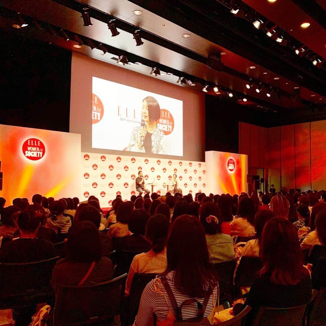 RIKAPEPEのインスタグラム：「ELLEさんの30周年が詰まった、「WOMEN in SOCIETY」へお伺いしてきました。新時代が幕開け、どの時代も仕事にプライベートに大忙しな女性達に朗報な情報やアイテムが満載でした❣️ ・ @ellejapan 様、いつもありがとうございます。 そして、おめでとうございます㊗️ ・ 個人的に気にななったのは、【ワコールの靴】。下着メーカーのワコールさんが開発された、フラットシューズの様な感覚で履けるパンプス👠  その履き心地ポイントは、 ①ヒールの向き ②ヒールの位置 ③3Dインソール  との事で、足長と足幅でも細かくサイズが選べるので、自分にぴったりの一足が見つかる筈🥰ぺぺは、23.5 3Eというサイズでした。疲れないパンプスは、新発見です。働く全ての女性におすすめ👧🏻 #ellewomaninsociety #elle30years」