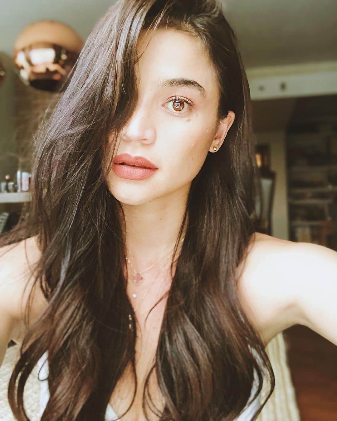 アン・カーティスのインスタグラム：「Hi 💘. . . Proudly did my own make up today on Showtime. Used @blkcosmeticsph everything. All in one cream paint in Daffodil for my eyes, cheeks and lips. It’s seriously my FAVE ❤️ used our mascara and contour cream - and for my foundation watch out for something new coming out SOON 💋 as always perfect hair done by @santiagoraymond 👌🏼」