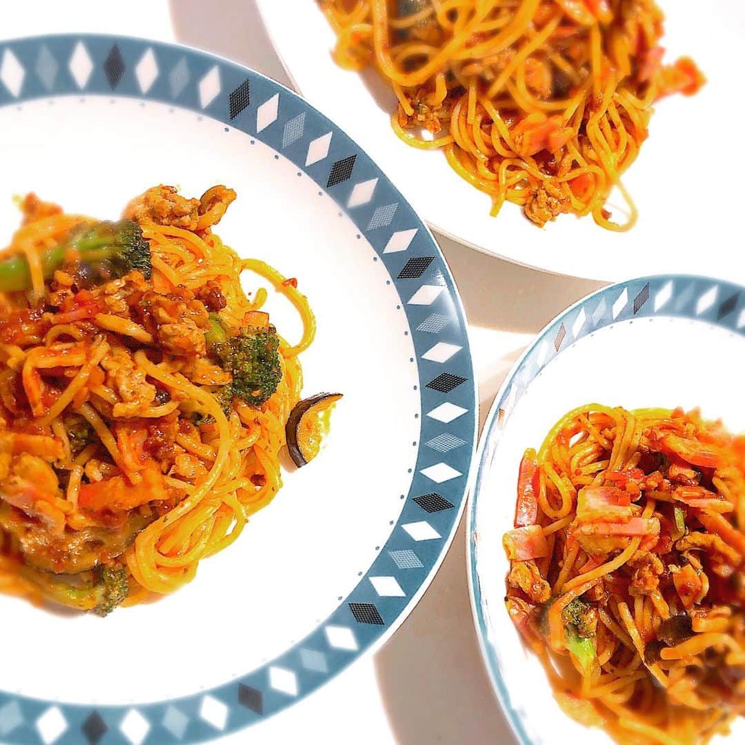 のインスタグラム：「休日ランチはボロネーゼパスタ。  余り物を使って、ソースは市販です。  習い事の合間に作って慌てて食べさせて次の習い事へ。  子供は忙しい👶  #休日ランチ #手抜きパスタ」