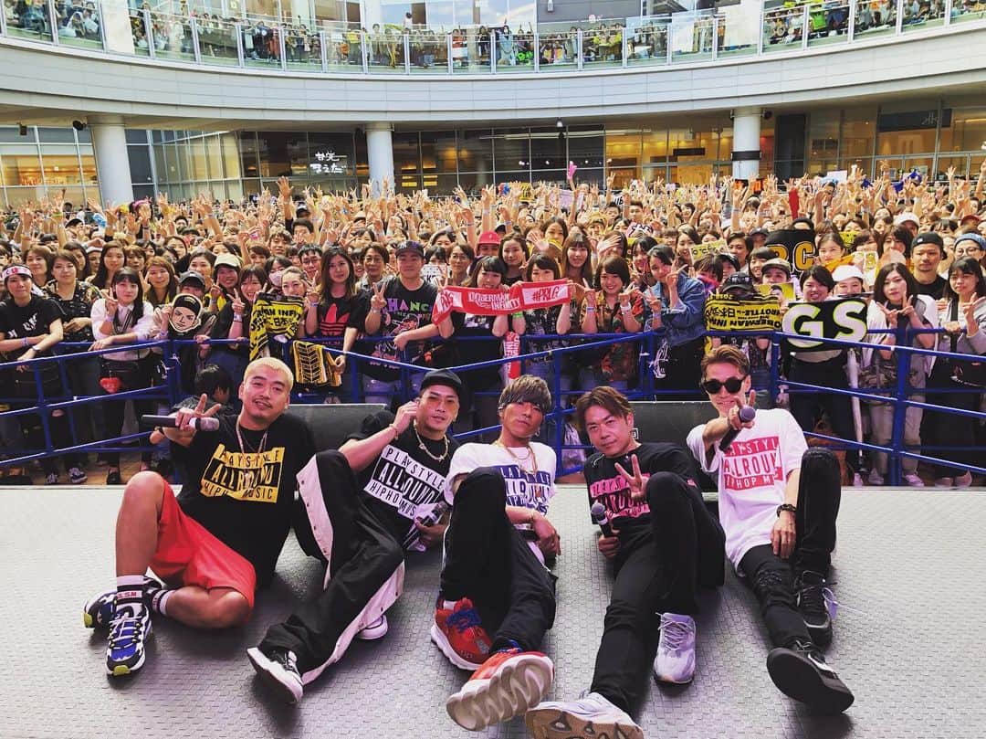 のインスタグラム：「HIGH 5IVE大感謝祭初日終了‼️ 全国各地からあべのキューズモールにお集まり頂きありがとうございました‼️ 途中、荒天の為中断もあった中、お待ち頂き本当に感謝です😭 明日は福岡ドラムロゴスでHIGH 5IVE大感謝祭を開催‼️ 九州の皆さんお待ちしています✋✋✋✋✋ #DOBERMANINFINITY #5IVE #HIGH5IVE」